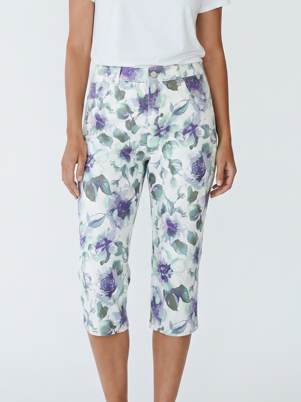 Gloria Vanderbilt NEW. Sz 8P -White Crop Capris with Purple & Green Floral Print